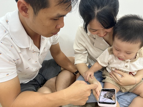 5.jpg Cha mẹ đồng hành cùng con lên mạng - Ảnh: Minh Thư