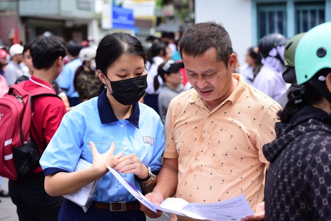 Thí sinh và phụ huynh trao đổi sau khi kết thúc thi môn toán kỳ thi vào lớp 10 ở TP.HCM - Ảnh: DUYÊN PHAN Thí sinh và phụ huynh trao đổi sau khi kết thúc thi môn toán kỳ thi vào lớp 10 ở TP.HCM - Ảnh: DUYÊN PHAN