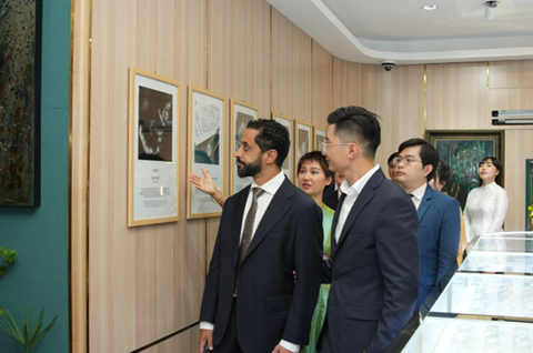 Chuyến thăm đặc biệt của Chủ tịch DMCC Ahmed Bin Sulayem tại Jemmia Diamond- Ảnh 1. Chủ tịch Ahmed Bin Sulayem ghé thăm showroom trải nghiệm của Jemmia Diamond