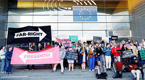 Những người biểu tình mang theo các biểu ngữ tập trung bên ngoài tòa nhà EP tại Brussels (Bỉ) vào hôm 9-6 - Ảnh: REUTERS Những người biểu tình mang theo các biểu ngữ tập trung bên ngoài tòa nhà EP tại Brussels (Bỉ) vào hôm 9-6 - Ảnh: REUTERS