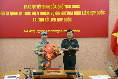 Thêm sĩ quan Việt Nam trúng tuyển làm việc tại trụ sở Liên Hiệp Quốc- Ảnh 1. Thượng tướng Hoàng Xuân Chiến trao quyết định cho thượng tá Trương Anh Tuấn đảm nhận vị trí sĩ quan quân vụ tại trụ sở Liên Hiệp Quốc - Ảnh: THÙY LINH