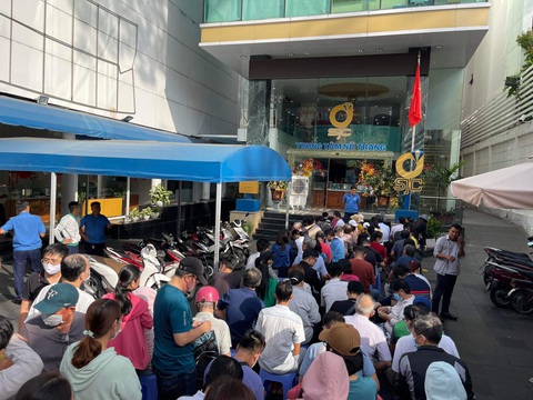 Vietcombank bán vàng online từ hôm nay 12-6- Ảnh 2. Ngân hàng Nhà nước cho rằng trong số những người xếp hàng có người mua thật, nhưng cũng có người được thuê - Ảnh: PHƯƠNG QUYÊN
