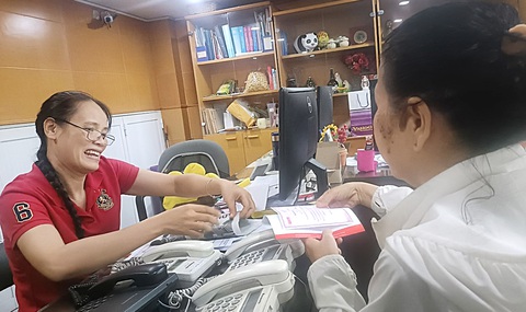 Sáng 11-6, bạn đọc L.T.M P. (quận 3, TP.HCM) đến tòa soạn báo Tuổi Trẻ đóng góp số tiền 20.000.000 đồng cho chương trình “Tàu cấp cứu đường thủy cho Cần Giờ” - Ảnh: TR.D. Sáng 11-6, bạn đọc L.T.M P. (quận 3, TP.HCM) đến tòa soạn báo Tuổi Trẻ đóng góp số tiền 20.000.000 đồng cho chương trình “Tàu cấp cứu đường thủy cho Cần Giờ” - Ảnh: TR.D.