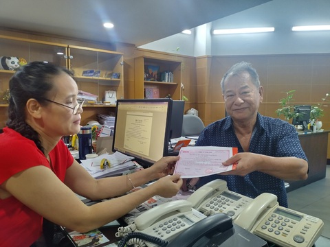 Rưng rưng tấm lòng bạn đọc gửi đến bà con Cần Giờ- Ảnh 1. Một bạn đọc đến tòa soạn báo Tuổi Trẻ để đóng góp cho chương trình “Tàu cấp cứu đường thủy cho Cần Giờ” - Ảnh: SONG KHUÊ