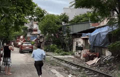 Hồi hộp khi nghe tiếng rít trên đường ray- Ảnh 1. Đoàn tàu hỏa lao tới tông trúng ô tô đỗ sát đường sắt - Ảnh: Người dân cung cấp