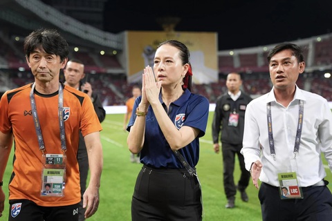 Madam Pang và cầu thủ Thái Lan bật khóc, xin lỗi người hâm mộ- Ảnh 1. Madam Pang (giữa) xin lỗi người hâm mộ Thái Lan - Ảnh: THAIRATH