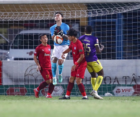 Cả V-League 'nín thở' chờ CLB Khánh Hòa- Ảnh 2. Thủ môn Hoài Anh và các cầu thủ Khánh Hòa trong trận thua Hà Nội ở vòng 22 - Ảnh: VPF