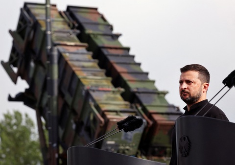 Nga giội 100 quả bom mỗi ngày xuống Ukraine, Mỹ gửi hệ thống tên lửa Patriot thứ 2 cho Kiev- Ảnh 1. Tổng thống Ukraine Volodymyr Zelensky đến thăm một khu huấn luyện quân sự ở Đức vào hôm 11-6, để tìm hiểu về quá trình huấn luyện binh sĩ Ukraine sử dụng hệ thống tên lửa phòng không Patriot - Ảnh: REUTERS