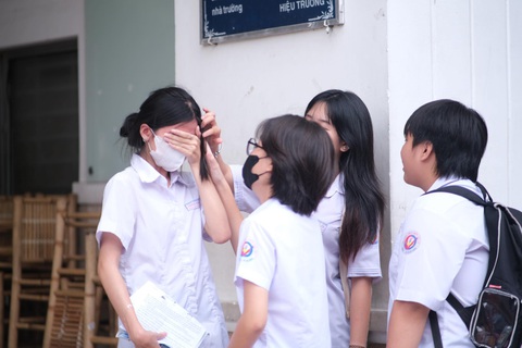 Thí sinh tại một điểm thi ở quận 1, TP.HCM bật khóc sau khi thi môn toán vì đề khó - Ảnh: NGỌC PHƯỢNG Thí sinh tại một điểm thi ở quận 1, TP.HCM bật khóc sau khi thi môn toán vì đề khó - Ảnh: NGỌC PHƯỢNG