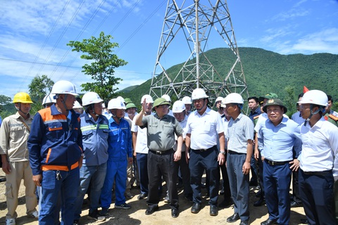 Thần tốc làm đường dây 500kV đưa điện ra Bắc - Kỳ 1: Quyết liệt trên công trường vượt núi rừng- Ảnh 1. Thủ tướng Phạm Minh Chính đi thị sát vị trí 9 cung đoạn Quảng Trạch - Quỳnh Lưu ngày 2-6 - Ảnh: H.TIẾN