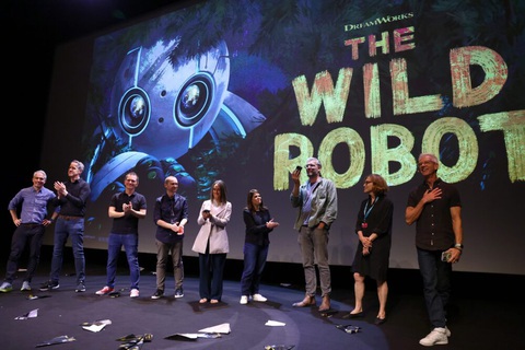 DreamWorks ra mắt trailer thứ 2 phim hoạt hình The Wild Robot- Ảnh 7. Đội ngũ sản xuất The Wild Robot trên sân khấu tại Grande Salle Bonlieu vào ngày 11-6-2024 tại Liên hoan phim hoạt hình quốc tế Annecy, Pháp.
