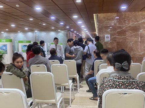 Vietcombank bán vàng online từ hôm nay 12-6- Ảnh 1. Khách hàng chờ mua vàng tại Vietcombank ở ngày bán vàng đầu tiên. Hôm nay ngân hàng đã triển khai bán vàng online - Ảnh: PHƯƠNG QUYÊN