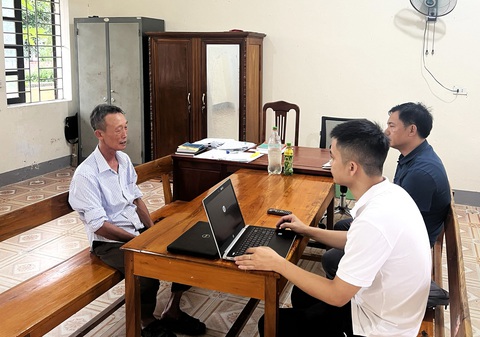 Chém vợ vì bán nghé mà không hỏi ý kiến- Ảnh 1. Mai Văn Hà (trái) tại cơ quan công an - Ảnh: H.A.