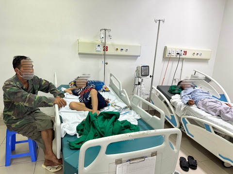 Hai bố con anh D. đang được điều trị tại Bệnh viện Bệnh nhiệt đới trung ương - Ảnh: Bệnh viện cung cấp Hai bố con anh D. đang được điều trị tại Bệnh viện Bệnh nhiệt đới trung ương - Ảnh: Bệnh viện cung cấp