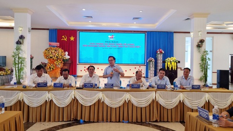 Tìm giải pháp để Hội Doanh nhân trẻ phát triển xứng tầm với tiềm năng- Ảnh 1. Ông Hoàng Bình Quân - chủ tịch danh dự Hội Doanh nhân trẻ Việt Nam - chia sẻ tại tọa đàm - Ảnh: BTC