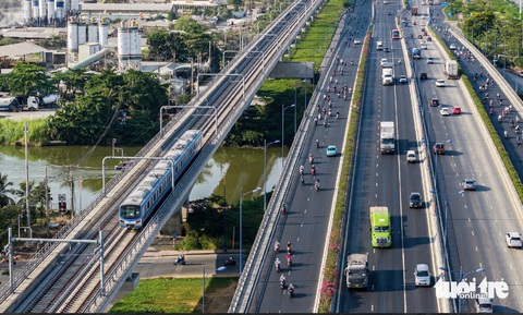Đề xuất làm đường dọc cầu cạn metro số 1 từ Văn Thánh đến đường Điện Biên Phủ- Ảnh 1. Việc đầu tư xây dựng tuyến đường dọc theo đoạn cầu cạn từ rạch Văn Thánh đến đường Điện Biên Phủ nhằm đảm bảo tăng cường công tác phòng chống cháy nổ, cứu hộ, cứu nạn khi cần thiết... Ảnh: CHÂU TUẤN