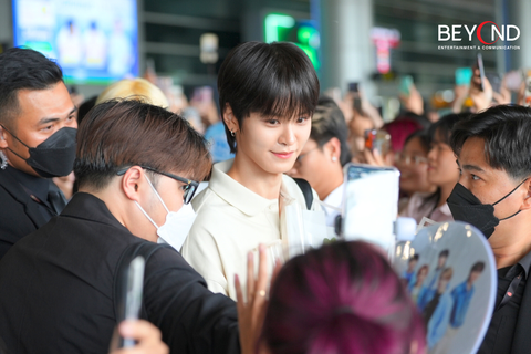 Hanbin rủ rê Hyeongseop diện áo tấc truyền thống đến Việt Nam- Ảnh 3. Em út Taerae