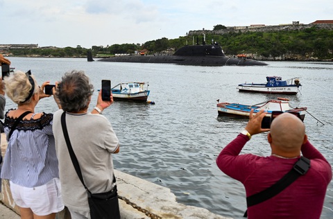 Người dân Cuba hiếu kỳ chụp ảnh tàu ngầm của Nga - Ảnh: AFP Người dân Cuba hiếu kỳ chụp ảnh tàu ngầm của Nga - Ảnh: AFP