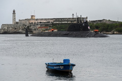 Tàu ngầm Nga đến Cuba cùng một số tàu hộ tống, trong chuyến thăm kéo dài 5 ngày - Ảnh: AFP Tàu ngầm Nga đến Cuba cùng một số tàu hộ tống, trong chuyến thăm kéo dài 5 ngày - Ảnh: AFP
