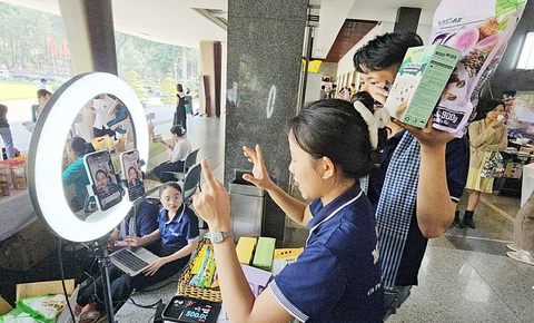 Một doanh nghiệp ở TP.HCM livestream bán cà phê ngay tại không gian hội chợ - Ảnh: NGUYỄN TRÍ Một doanh nghiệp ở TP.HCM livestream bán cà phê ngay tại không gian hội chợ - Ảnh: NGUYỄN TRÍ