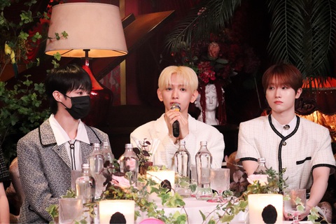 Tempest mê món ăn Việt và mong được về quê của Hanbin- Ảnh 2. Eui Woong chia sẻ trong buổi gặp gỡ thân mật báo chí tối 13-6 - Ảnh: HOÀNG TRANG