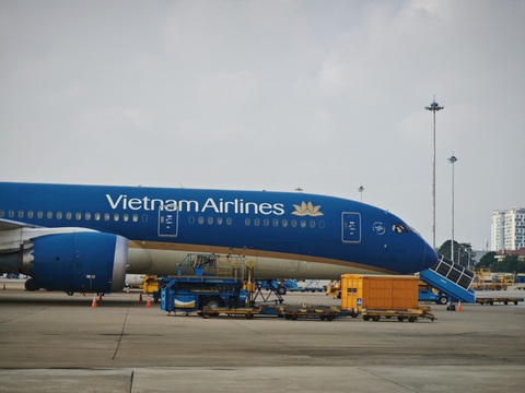 Hãng bay thuê thêm máy bay ngay cao điểm hè- Ảnh 1. Các hãng bay đang tìm kiếm cơ hội để tăng máy bay phục vụ cao điểm hè. Trong ảnh: Máy bay Vietnam Airlines tại sân bay Tân Sơn Nhất - Ảnh: CÔNG TRUNG