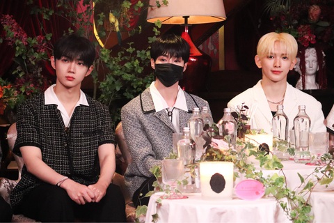 Habin (giữa) trong buổi gặp gỡ báo chí tối ngày 13-6 - Ảnh: HOÀNG TRANG Hanbin (giữa) đeo khẩu trang vì gặp vấn đề về sức khỏe, trong buổi gặp gỡ báo chí tối 13-6 - Ảnh: HOÀNG TRANG