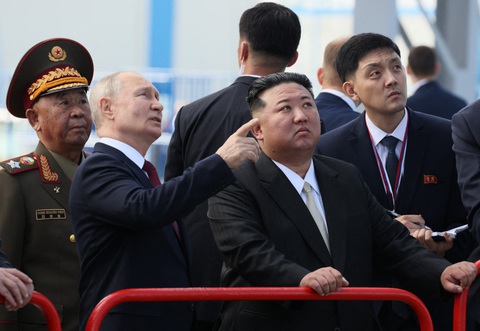 Tổng thống Nga Vladimir Putin tiếp đón nhà lãnh đạo Triều Tiên Kim Jong Un vào tháng 9-2023 tại Nga - Ảnh: AFP Tổng thống Nga Vladimir Putin tiếp đón nhà lãnh đạo Triều Tiên Kim Jong Un vào tháng 9-2023 tại Nga - Ảnh: AFP