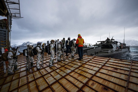 Các binh linh Pháp và Phần Lan tham gia cuộc diễn tập Nordic Response 24, một phần trong cuộc diễn tập lớn Steadfast Defender của NATO, tại Na Uy vào tháng 3-2024 - Ảnh: AFP Các binh linh Pháp và Phần Lan tham gia cuộc diễn tập Nordic Response 24, một phần trong cuộc diễn tập lớn Steadfast Defender của NATO, tại Na Uy vào tháng 3-2024 - Ảnh: AFP