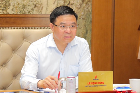 Petrovietnam duy trì tăng trưởng dù giá dầu giảm mạnh- Ảnh 2. Chủ tịch HĐTV Lê Mạnh Hùng phát biểu chỉ đạo