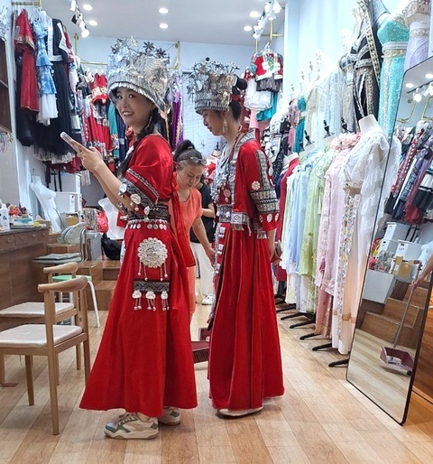 Làm du lịch nhìn từ Trung Quốc- Ảnh 3. Người dân cung cấp dịch vụ cổ trang cho du khách - Ảnh: B.HẬU