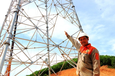 Thần tốc làm đường dây 500kV đưa điện ra Bắc - Kỳ 2: Đưa dòng điện vượt hồ Bộc Nguyên- Ảnh 1. Ông Bùi Văn Quang, tổ trưởng tổ thi công, bám trụ dựng cột vị trí 175 - Ảnh: LÊ MINH