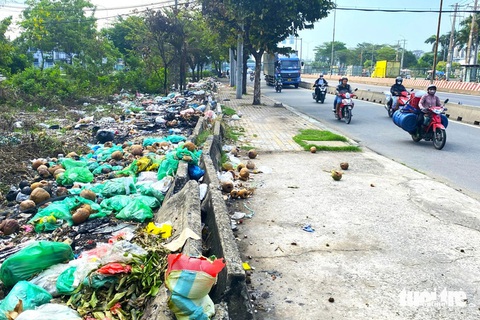 UBND TP.HCM yêu cầu xử lý dứt điểm về các điểm ô nhiễm Tuổi Trẻ phản ánh- Ảnh 1. Khu vực dọc tuyến quốc lộ 1 thuộc phường Tân Tạo, quận Bình Tân, rác thải đủ loại chất đống tạo nên cảnh tượng vô cùng nhếch nhác - Ảnh: TIẾN QUỐC