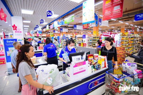 Saigon Co.op khuyến mãi 2.100 sản phẩm hướng đến tiêu dùng xanh- Ảnh 1. Co.opmart, Co.opXtra, Co.op Food… cùng khách hàng nâng cao ý thức bảo vệ môi trường thông qua hành vi tiêu dùng - Ảnh: QUANG ĐỊNH