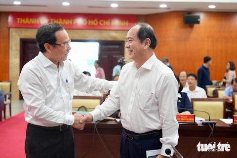 Ông Nguyễn Văn Nên: Quy hoạch TP.HCM là nhiệm vụ quan trọng- Ảnh 1. Bí thư Thành ủy Nguyễn Văn Nên (trái) trao đổi với các đại biểu trước hội nghị - Ảnh: HỮU HẠNH