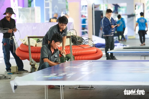 Hàng loạt sự kiện, quà tặng tại Lễ hội Không tiền mặt 2024 ở phố đi bộ Nguyễn Huệ- Ảnh 3. Công nhân khẩn trương lắp đặt gian hàng trong sáng 13-6 trên phố đi bộ Nguyễn Huệ - Ảnh: PHƯƠNG QUYÊN
