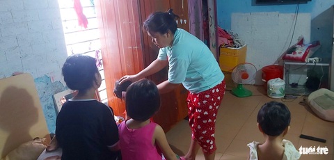 Người Đà Nẵng ‘cưu mang’ mẹ đơn thân và 4 con: Làm giấy khai sinh, đưa trẻ đến trường- Ảnh 2. Người mẹ đơn thân và các con nhỏ - Ảnh: ĐOÀN CƯỜNG