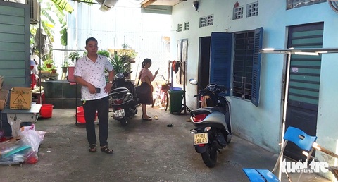 Người Đà Nẵng ‘cưu mang’ mẹ đơn thân và 4 con: Làm giấy khai sinh, đưa trẻ đến trường- Ảnh 4. Vợ chồng luật sư Việt thường xuyên lui tới hỗ trợ mẹ con chị Miệp - Ảnh: ĐOÀN CƯỜNG