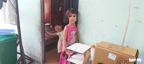 Người Đà Nẵng ‘cưu mang’ mẹ đơn thân và 4 con: Làm giấy khai sinh, đưa trẻ đến trường- Ảnh 1. 4 đứa con chị Miệp chỉ quanh quẩn trong căn phòng trọ nhỏ - Ảnh: ĐOÀN CƯỜNG
