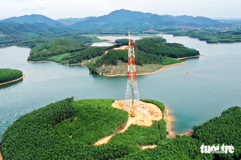 Thần tốc làm đường dây 500kV đưa điện ra Bắc - Kỳ 2: Đưa dòng điện vượt hồ Bộc Nguyên- Ảnh 3. Cột 175 sừng sững cao vút trên hồ Bộc Nguyên chờ ngày kết nối dòng điện Nam - Bắc - Ảnh: B.D.