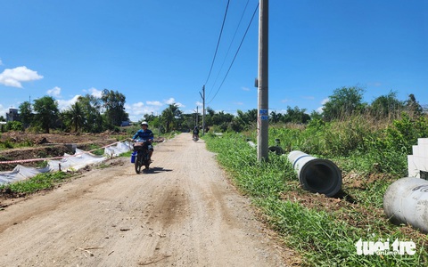 Dân lo làm đường ảnh hưởng nghĩa địa Rạch Giá, chính quyền nói không sao- Ảnh 3. Lãnh đạo TP Rạch Giá cho hay hiện nay chỉ nâng cấp đường Võ Trường Toản, không ảnh hưởng gì đến nghĩa trang nhân dân như bà con lo lắng - Ảnh: BỬU ĐẤU