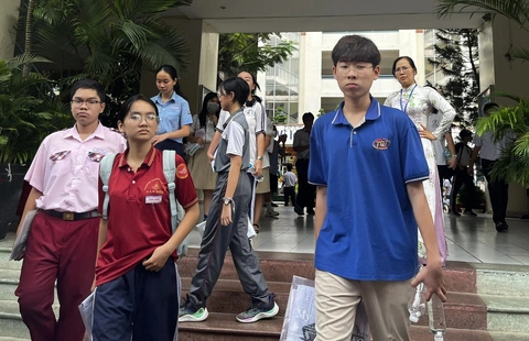 Giáo viên dạy môn toán bậc THCS tại TP.HCM Học sinh ra khỏi phòng thi sau buổi thi môn toán tại hội đồng thi THPT Lương Thế Vinh, quận 1, TP.HCM - Ảnh: MỸ DUNG