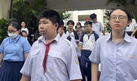 Giáo viên dạy môn toán bậc THCS tại TP.HCM Học sinh ra khỏi phòng thi sau buổi thi môn toán tuyển sinh lớp 10 tại TP.HCM, ngày 7-6 - Ảnh: MỸ DUNG