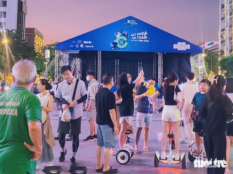 Người dân hào hứng trải nghiệm mô hình xã hội thanh toán không tiền mặt- Ảnh 1. Lễ hội Không tiền mặt 2024 sẵn sàng khai hội tại phố đi bộ Nguyễn Huệ ngày mai (14-6) - Ảnh: NHẬT XUÂN