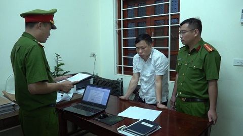 Công an Nghệ An bắt một phó chủ tịch UBND huyện- Ảnh 1. Công an đọc lệnh bắt bị can Trần Đức Lợi - phó chủ tịch UBND huyện Quỳ Hợp, Nghệ An - Ảnh: Công an cung cấp