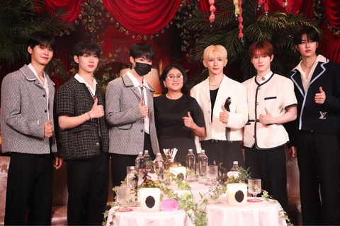 Tempest mê món ăn Việt và mong được về quê của Hanbin- Ảnh 1. Nhóm Tempest và đại diện ban tổ chức trong buổi gặp gỡ báo chí tối 13-6 - Ảnh: HOÀNG TRANG