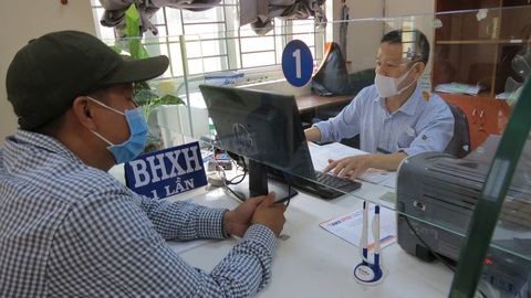 Cho rút 50%, để 50% hưởng lương hưu: Bảo hiểm xã hội sẽ không đạt mục tiêu- Ảnh 1. Người lao động tại TP.HCM làm thủ tục nhận bảo hiểm xã hội một lần - Ảnh: NGÂN HÀ