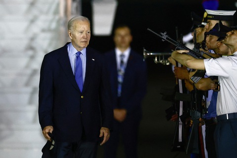 Ông Biden tới sân bay Brindisi, Ý, dự hội nghị thượng đỉnh G7, ngày 12-6 - Ảnh: REUTERS Ông Biden tới sân bay Brindisi, Ý, dự Hội nghị thượng đỉnh G7, ngày 12-6 - Ảnh: REUTERS