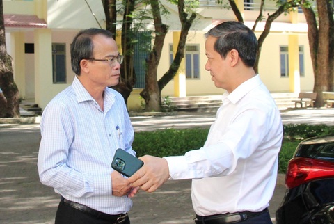 Bộ trưởng Nguyễn Kim Sơn: Phải có các phương án dự phòng thiên tai, rủi ro trong mùa thi- Ảnh 1. Bộ trưởng Nguyễn Kim Sơn (phải) trao đổi với ông Nguyễn Ngọc Thái, giám đốc Sở Giáo dục và Đào tạo Quảng Ngãi, về công tác tổ chức thi tại điểm thi Trường THPT Trần Quốc Tuấn - Ảnh: TRẦN MAI