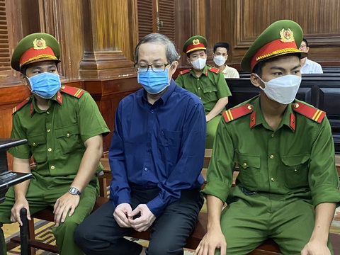 Luật sư đề nghị miễn trách nhiệm hình sự cho cựu giám đốc Bệnh viện Thủ Đức- Ảnh 1. Ông Nguyễn Minh Quân tại tòa - Ảnh: TUYẾT MAI